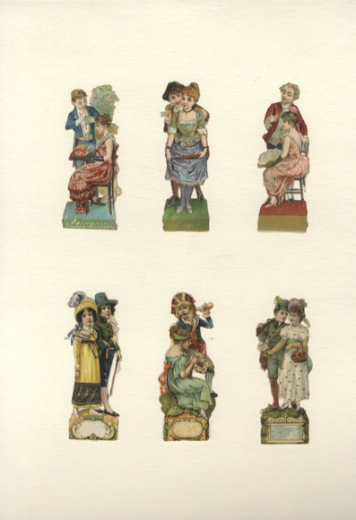 6 wafli dziecięcych w ubraniach dla dorosłych, każdy o wymiarach ok. 8,5 x 3,5 cm