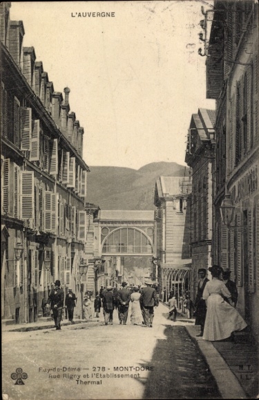 Postcard Le Mont Dore Puy de Dôme; street view of Rue Rigny and thermal baths