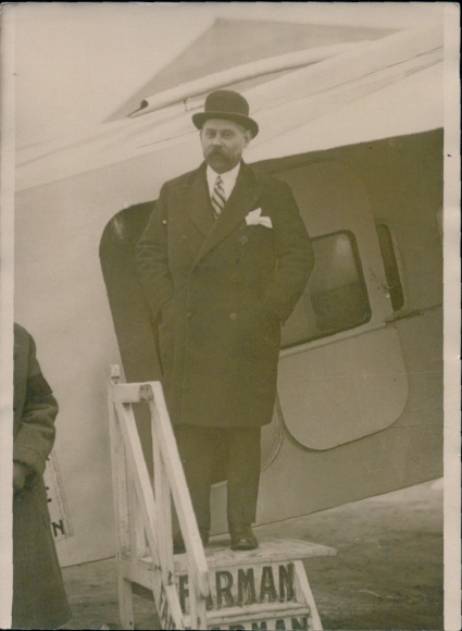 Photo Dumesnil, Ministre de l'Air visiting the aeroport du Bourget