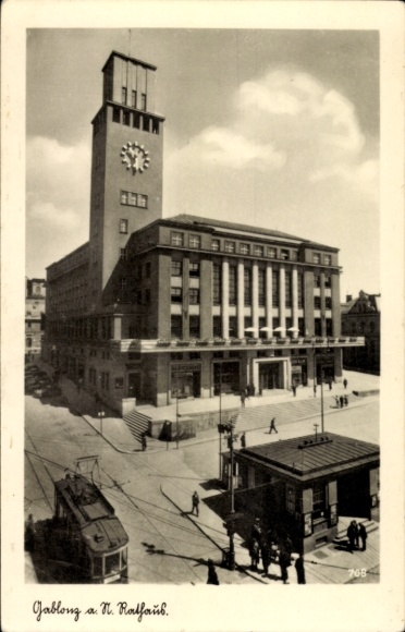 Ak Jablonec nad Nisou Gablonz an der Neiße, Blick auf das Rathaus, Straßenbahn