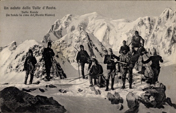 Ak Valle d'Aosta Italien, Sulla Ronde, in fondo la cima del Monte Bianco