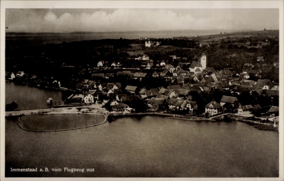 Ak Immenstaad am Bodensee, Luftaufnahme von Immenstaad, Häuser, Wasserlandschaft, Bäume
