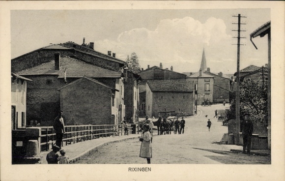 Ak Réchicourt le Château Rixingen Lothringen Moselle, Straße, Passanten
