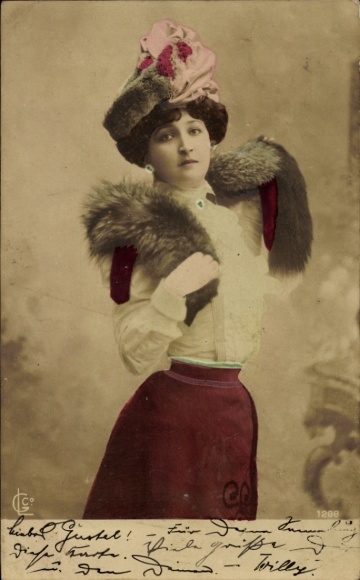 Portret kobiety AK, szal futrzany, kapelusz