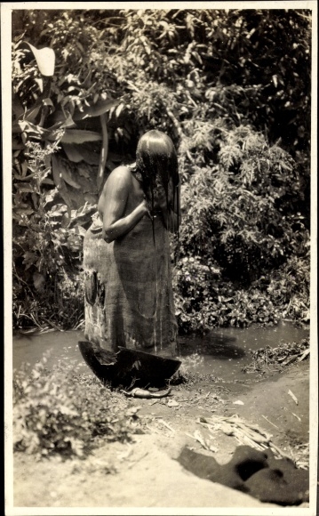 Photo Ecuador, woman washing herself at a river, around 1920