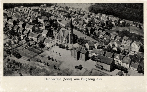 KP Hühnerfeld Sulzbach Saara, widok z lotu ptaka na Hühnerfeld, kościół, budynki mieszkalne, okolica wiejska