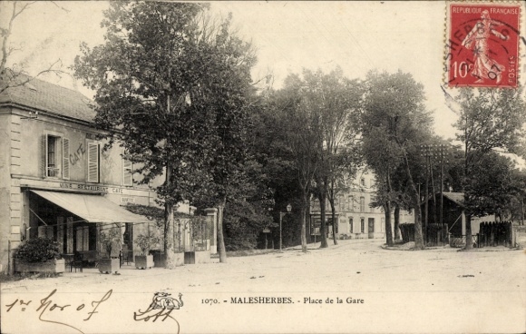Postcard Malesherbes Loiret, Place de la Gare, Café