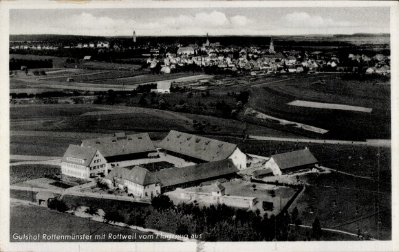 Ak Rottweil am Neckar, Luftbild eines Gutshofs, Rottweil im Hintergrund, ländliche Umgebung