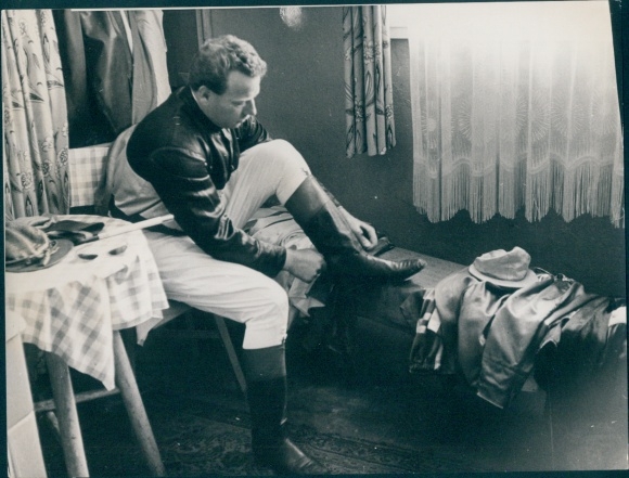 foto Berlin West 1954, drafbaan Berlin Mariendorf, jockey in de kleedkamer