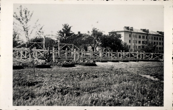 Foto Ak Swjahel Zwiahel Ukraine, Heldenfriedhof