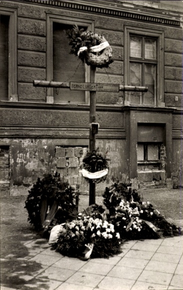 Ak Berlin Wedding, Bernauer Straße, Mahnmal Bernd Lünser, Berliner Mauer