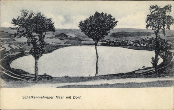 Postcard Schalkenmehren in the Eifel, Schalkenmehrener Maar with village