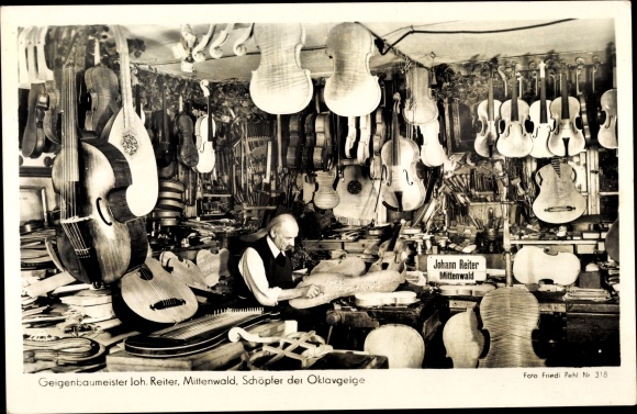 Ak Mittenwald in Oberbayern, Geigenbaumeister Johann Reiter, Oktavgeige