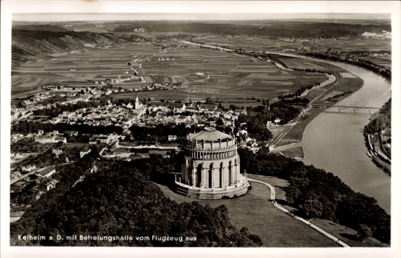Ak Kelheim an der Donau Niederbayern, Luftaufnahme der Befreiungshalle, Stadt und Donau