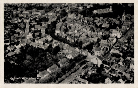 Ak Detmold in Nordrhein Westfalen, Luftaufnahme von  zahlreiche Dächer, r Stadtkern