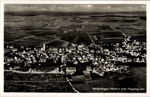 Ak Herbertingen in Württemberg, Luftaufnahme von  idyllische Landschaft, viele Dächer