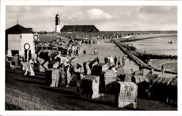 Ak Noordzeebadplaats Büsum, strandzicht, strandstoelen, vuurtoren, saaie wolken