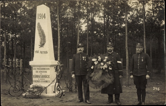Foto Ak Königsbrück in der Oberlausitz, Neues Lager, Kranzniederlegung am Ehrenmal Kriegsgefangener
