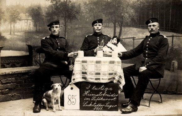 Foto Ak Lockstedt in Holstein, Lockstedter Lager 1911, 3 Soldaten mit Hund, Puppe