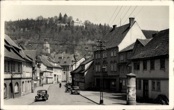 Postcard Wasungen in the Thuringian Forest, street view with houses, old cars, hills in the background