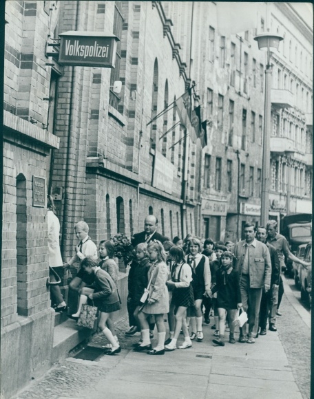 Photo Berlin Prenzlauer Berg, street section in front of the police station, People&#39;s Police, pioneers, GDR