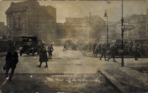 Photo Postcard Berlin Mitte, street fights in the Scheunenviertel, Linienstraße