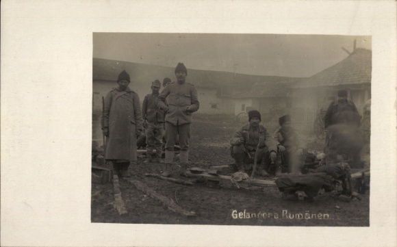 Photo Postcard Prisoner Romanians, soldiers in uniforms