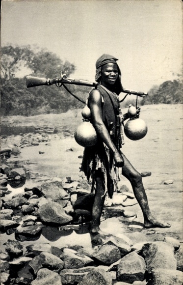 Ak Guinea, Chasseur coniagui, Blick auf afrikanischen Jäger, Missions des Peres du Saint Esprit