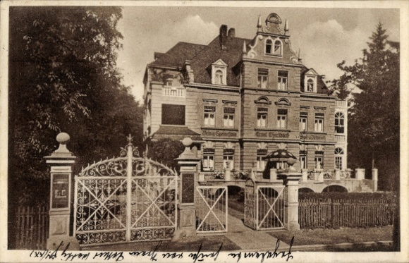 Ak Bad Blankenburg in Thüringen, Historisches Gebäude, Eingangsbereich mit Tor, Bäume im Hintergr