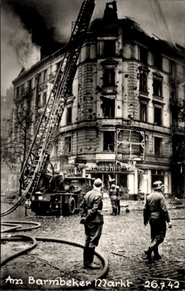 Photo Postcard Hamburg Nord Barmbek, Am Barmbeker Markt, building fire, war destruction 1942, fire department