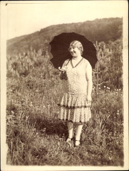 Photo woman with parasol, dress, meadow