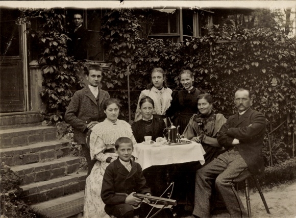 Photo: Heiland family with guests, Joh. Hercker, Anna Günther, Paula Hercker, boy with crossbow