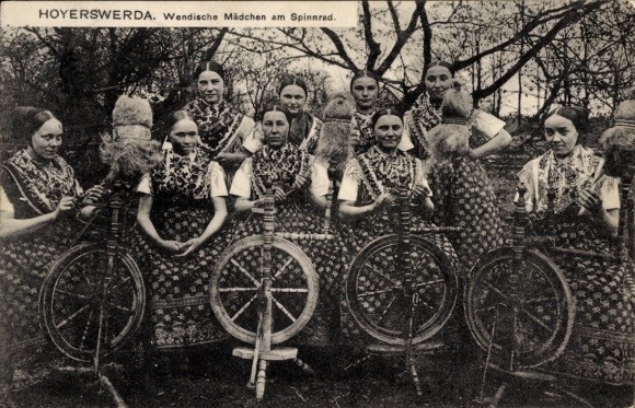 Postcard Hoyerswerda in Upper Lusatia, Wendish girls at the spinning wheel, traditional costumes