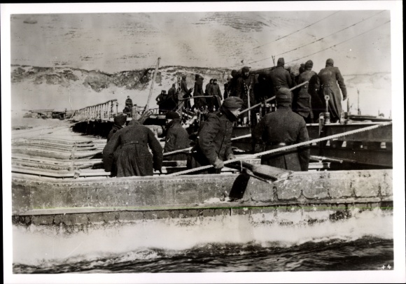 Photo Heinrich Hoffmann, German pioneers building a pontoon bridge over the Volga, January 1942