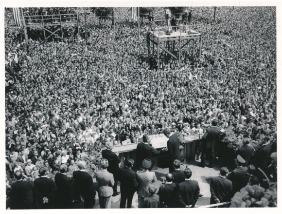 Foto Berlin Schöneberg, Bert Sass, Rathaus, US Präsident John F. Kennedy zu Besuch 1963,Willy Brandt