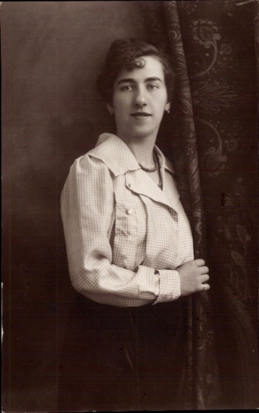 Photo Postcard portrait of a young woman, blouse, skirt, hairstyle