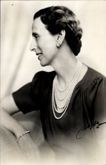 Postcard Crown Princess Louise of Sweden, portrait, profile view