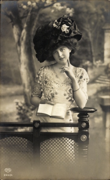 Postcard Dresden Gompitz Pennrich, A young woman with a hat and dress stands at a fence and reads...