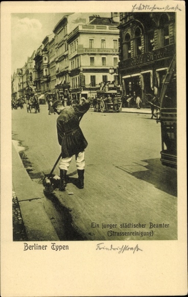 Ak Berlin Mitte, Berliner Typen, Ein junger städtischer Beamter, Straßenreinigung, Friedrichstraße
