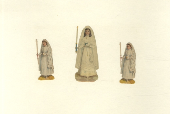 3 opłatki, dziewczynki w sukienkach komunijnych ze świeczkami komunijnymi o wymiarach ok. 9 x 4 cm i 6,5 x 3 cm
