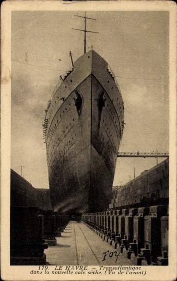 Postcard Le Havre Seine Maritime, The picture shows a large ship in the dry dock of Le Havre.