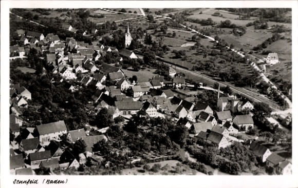 Ak Sennfeld Adelsheim in Baden, Luftaufnahme von Sennfeld, viele Dächer, Kirchen