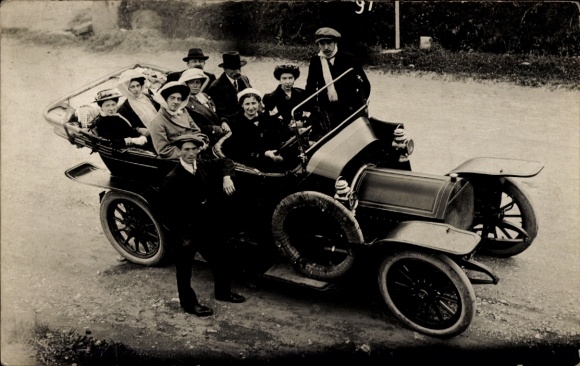 Foto Ak Menschen im Auto, Gruppenfoto