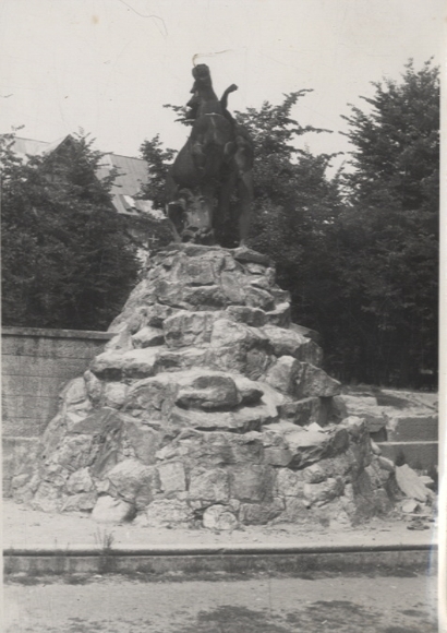 Original Foto Berlin Wilmersdorf, Siegfriedbrunnen am Rüdesheimer Platz, um 1946, ca. 12 x 17 cm