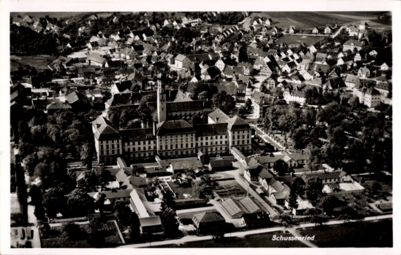 Ak Bad Schussenried in Oberschwaben, Luftaufnahme von  Kloster, Wohnhäuser, grüne Landschaft