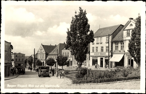 Ak Bergen auf der Insel Rügen, Marktstraße, Auto, Geschäft August Krämer
