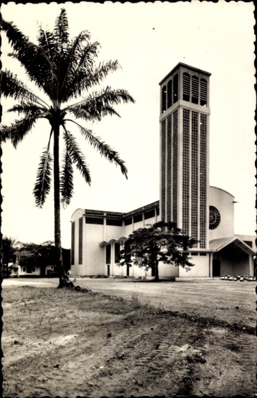 Ak Pointe Noire Republik Kongo, Kathedrale, Palmbaum, Gebäude mit Turm, Architektur