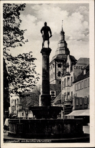 Postcard Lippstadt in Westphalia, Bernhardbrunnen, statue, building, cafe, Lippstadt