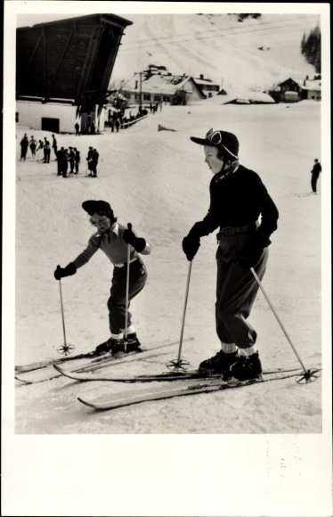 Postcard Dutch royal family, Princesses Beatrix and Irene go skiing, St. Anton