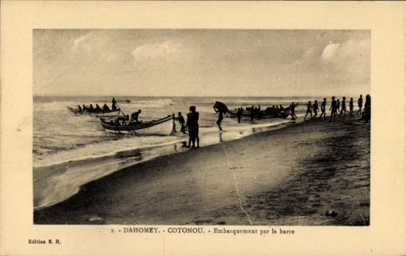 Ak Cotonou Dahomey Benin, Schiffslandung am Strand, Fischerboote, Menschen am Ufer